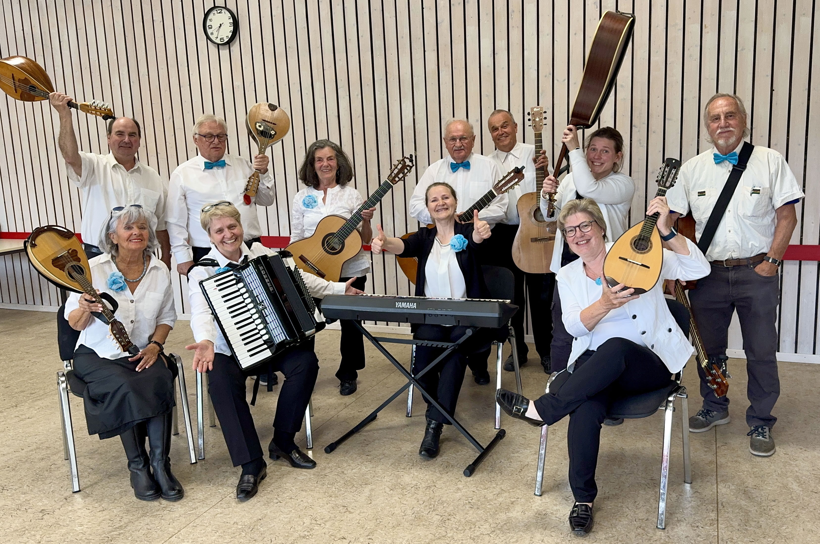 Gemeinsames Spiele und Singen in Simonshofen