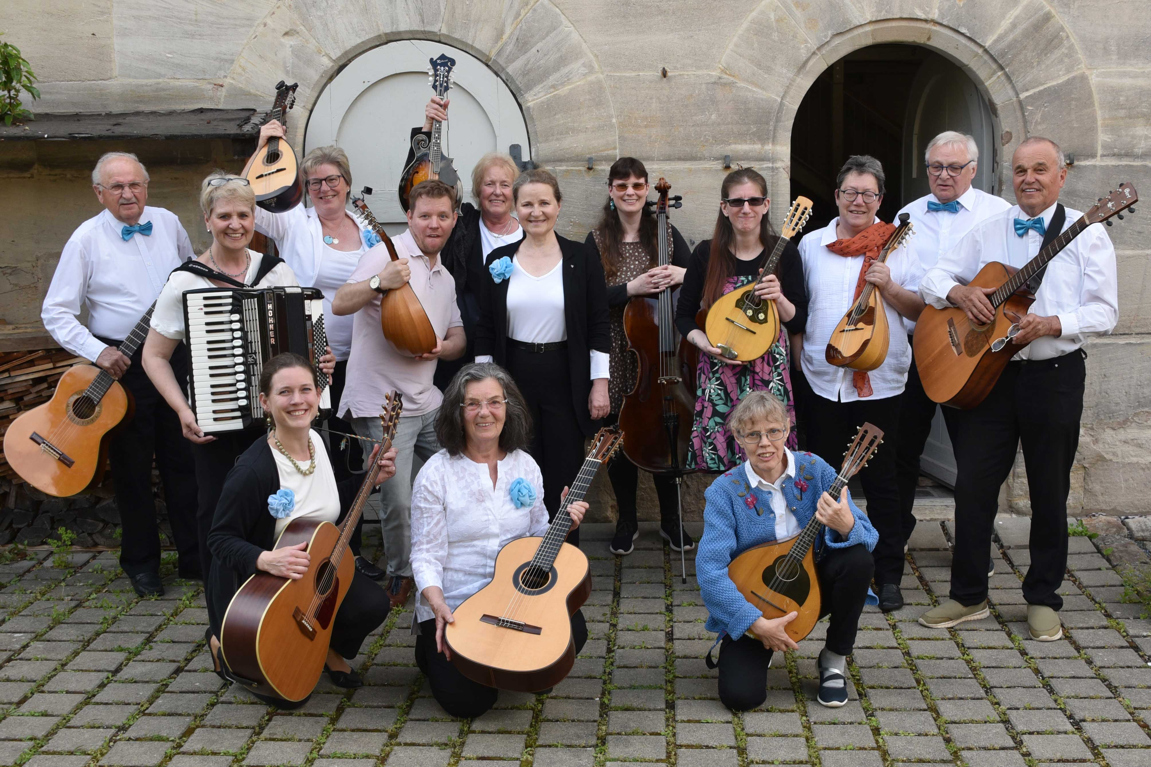 Gruppenbild Zupfprojekt Alfeld und Musikgruppe der NaturFreunde Lauf